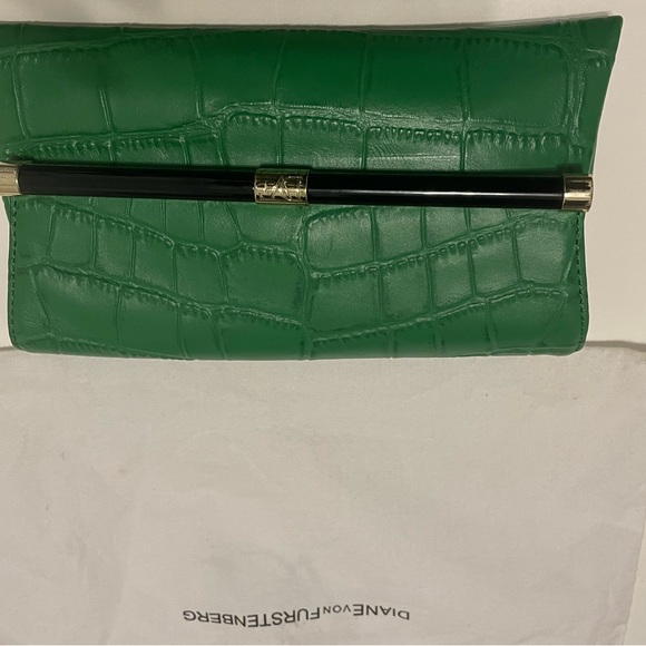 Diane von Furstenberg Green Croc Embossed Leather 440 Envelope Clutch - Picture 2 of 11